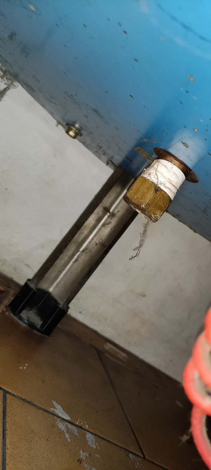 直立型儲熱式電熱水器(30加侖)怎麼放掉水?只能從下面排汙孔?