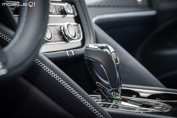 Bentley 新款 Bentayga V8 試駕 古典奢華休旅典範,科技含量益發強大!