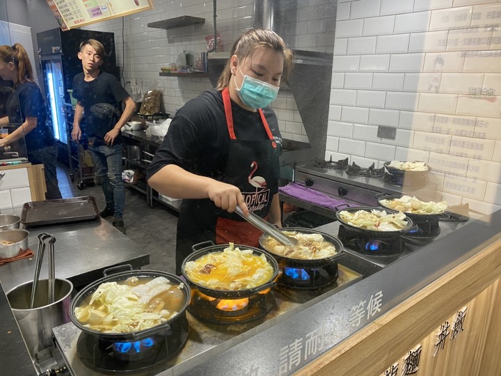 CP值超高口袋名單  左營小石鍋白飯、飲料、冰淇淋，無限吃到飽