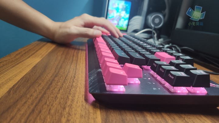 點我看大圖 【小宅開箱】ASUS ROG Strix Scope TKL Electro Punk 機械式電競鍵盤
