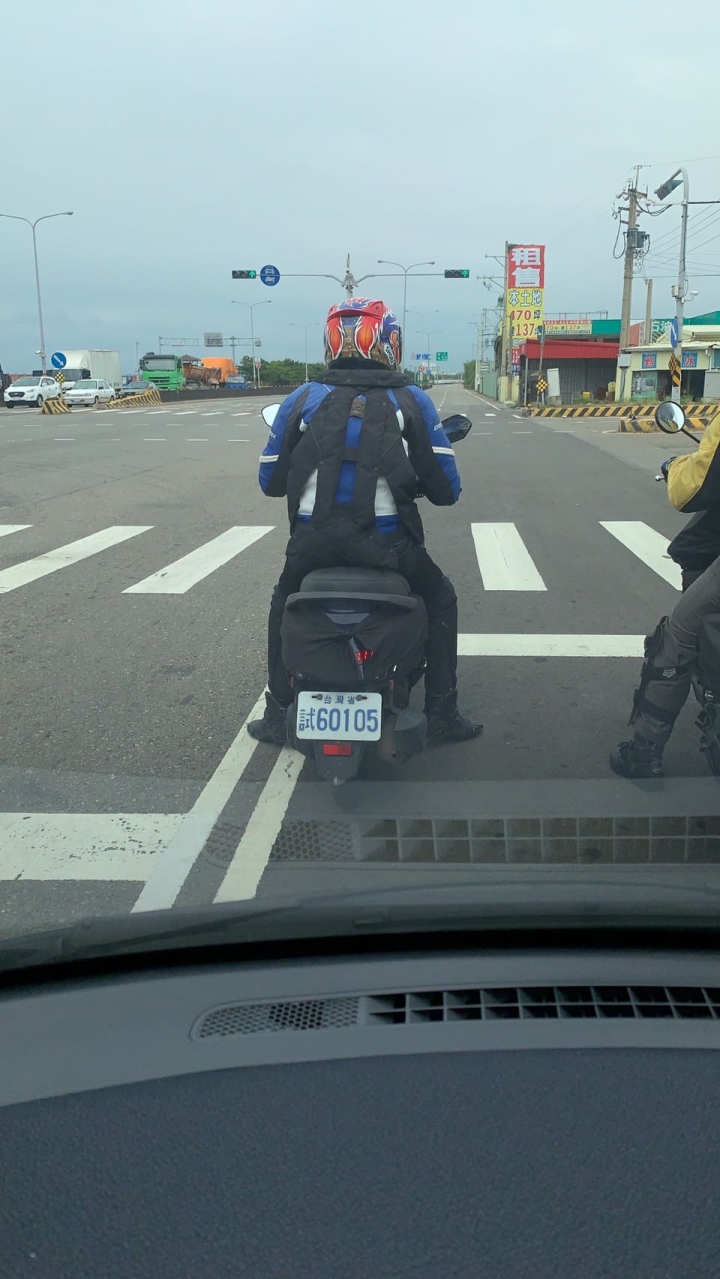 朋友路上抓到的，包緊緊...看似2款不同車型