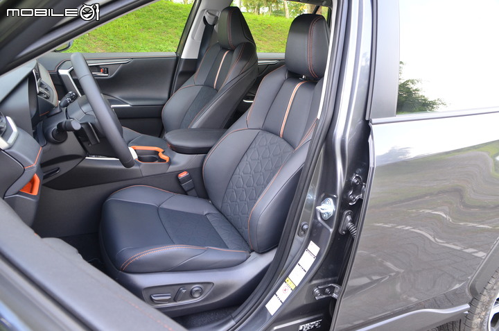 Toyota RAV4 2.0 Adventure 4WD 試駕,不安於都市、脫掉制服更有休旅風格!