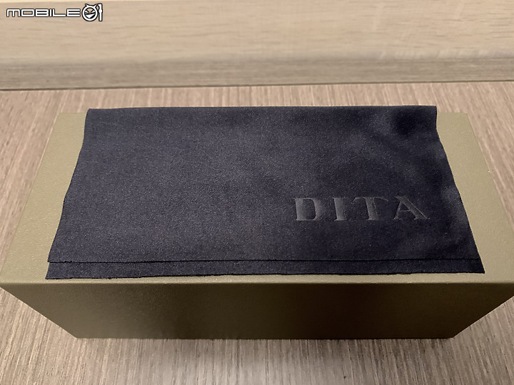 點我看大圖 【開箱】EDITH - DITA Flight 006 x Zeiss Photofusion Blue鏡片