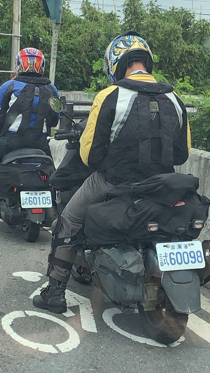 朋友路上抓到的，包緊緊...看似2款不同車型