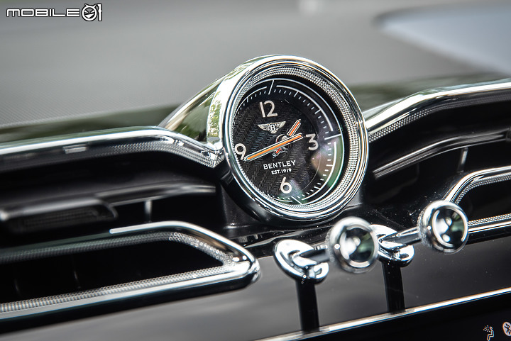 Bentley 新款 Bentayga V8 試駕 古典奢華休旅典範,科技含量益發強大!