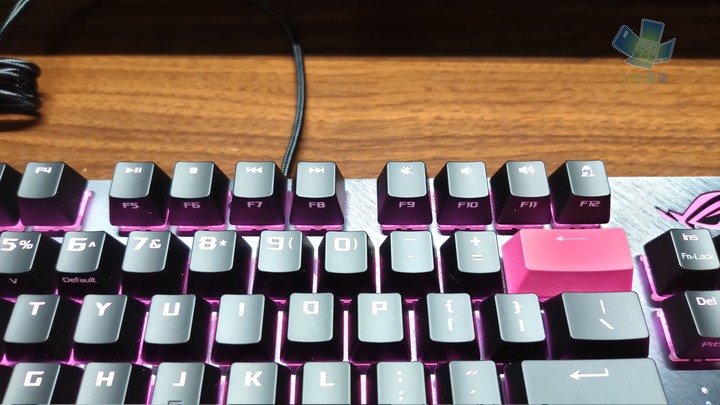 點我看大圖 【小宅開箱】ASUS ROG Strix Scope TKL Electro Punk 機械式電競鍵盤
