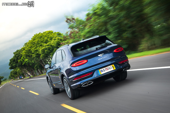 Bentley 新款 Bentayga V8 試駕 古典奢華休旅典範,科技含量益發強大!