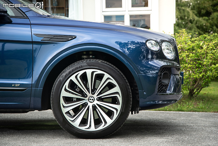 Bentley 新款 Bentayga V8 試駕 古典奢華休旅典範,科技含量益發強大!