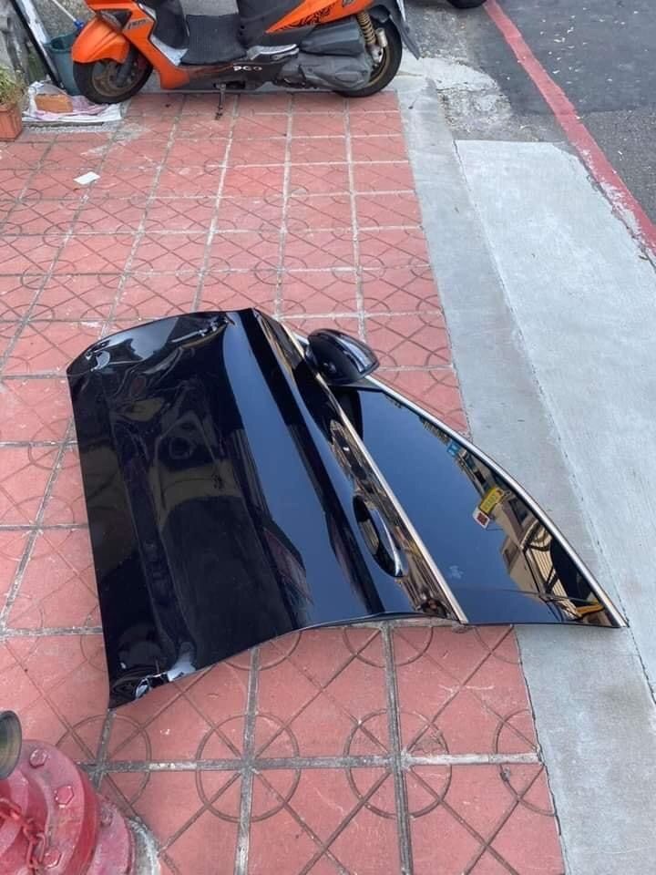 C300併排開車門擊落騎士！車門整片落地…12萬飛了