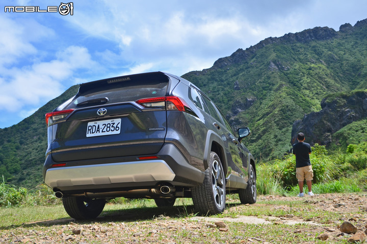 Toyota RAV4 2.0 Adventure 4WD 試駕,不安於都市、脫掉制服更有休旅風格!