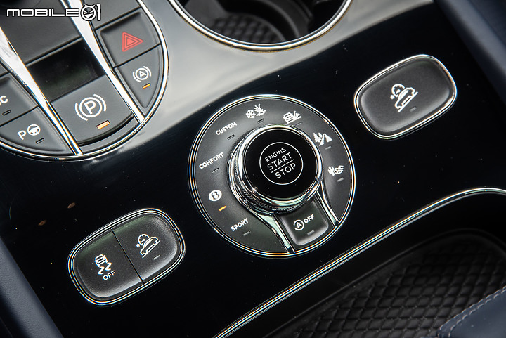 Bentley 新款 Bentayga V8 試駕 古典奢華休旅典範,科技含量益發強大!