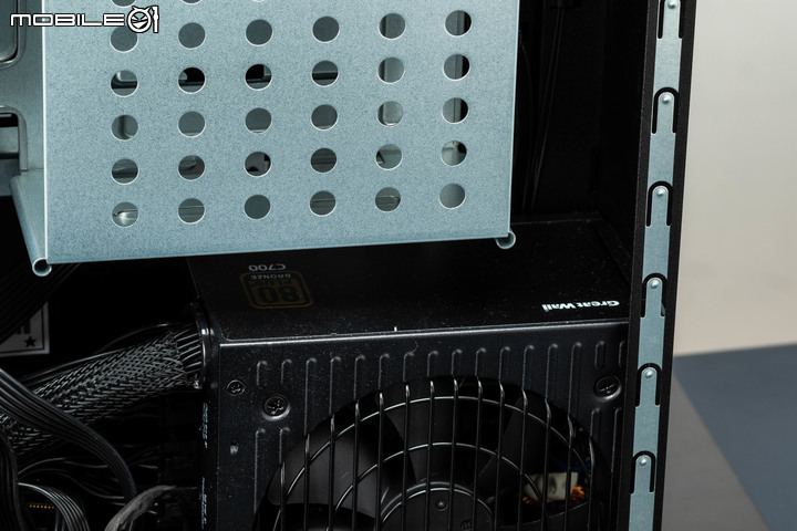 ROG STRIX GT35 電競主機實測 寬版機體擴充性與散熱兼具