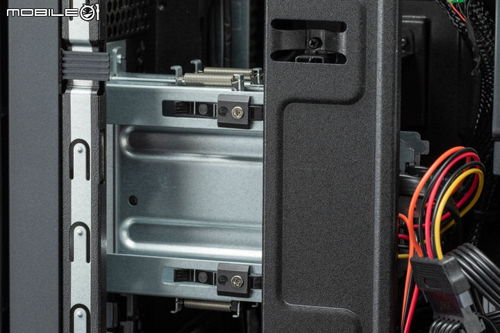 ROG STRIX GT35 電競主機實測 寬版機體擴充性與散熱兼具