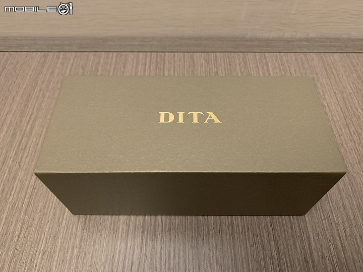 【開箱】EDITH - DITA Flight 006 x Zeiss Photofusion Blue鏡片