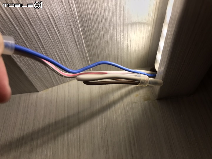 點我看大圖 想從櫃子內燈具的電線中接出插座,請問可行嗎?
