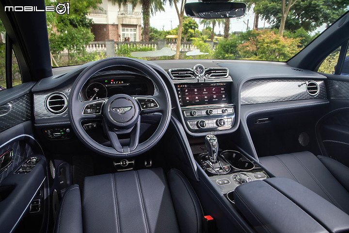 Bentley 新款 Bentayga V8 試駕 古典奢華休旅典範,科技含量益發強大!