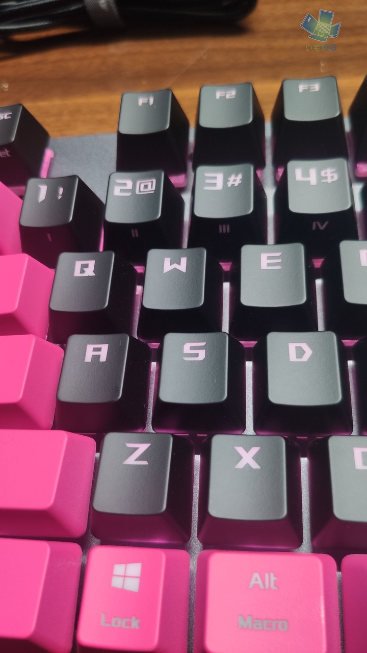 點我看大圖 【小宅開箱】ASUS ROG Strix Scope TKL Electro Punk 機械式電競鍵盤