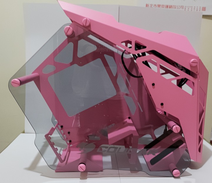 [開箱] 粉紅小獅 COUGAR CONQUER MINI PINK By 沁凱