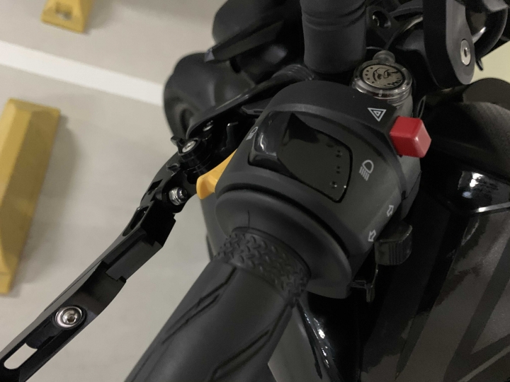 YAMAHA MT-15 DIY改裝類MT-09啟動開關、警示方向燈和後座腳踏下移套件