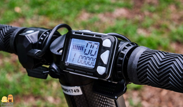 電動滑板車要怎買?購買七大重點報你知!Waymax-X6 碳纖維電動滑板車,購買首選必推它