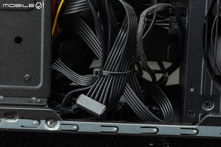 ROG STRIX GT35 電競主機實測 寬版機體擴充性與散熱兼具
