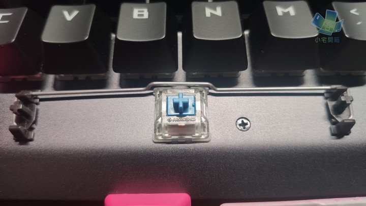 點我看大圖 【小宅開箱】ASUS ROG Strix Scope TKL Electro Punk 機械式電競鍵盤