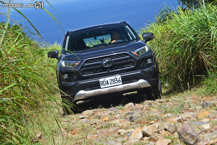 Toyota RAV4 2.0 Adventure 4WD 試駕,不安於都市、脫掉制服更有休旅風格!