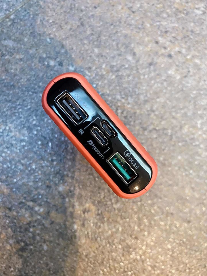MAXIA 10000mAh 快充行動電源~ 高顏值、高效能、滿滿電、外出不擔心!