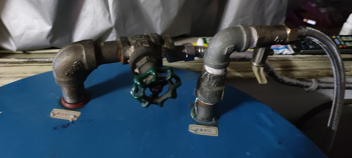 直立型儲熱式電熱水器(30加侖)怎麼放掉水?只能從下面排汙孔?