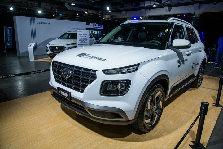 被正妹載我可以 Hyundai Venue現身實境節目秀科技
