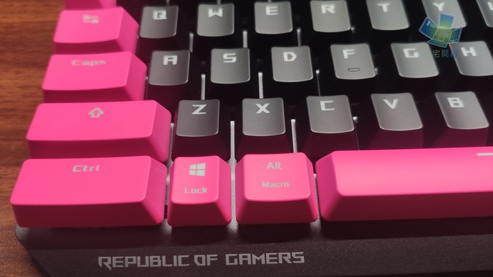 點我看大圖 【小宅開箱】ASUS ROG Strix Scope TKL Electro Punk 機械式電競鍵盤