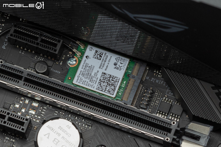 ROG STRIX GT35 電競主機實測 寬版機體擴充性與散熱兼具