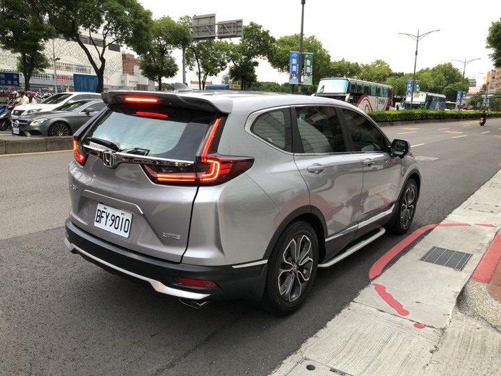 扯耶,板橋HONDA也太多人來看CRV了吧