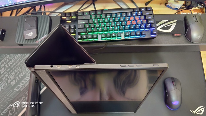 ROG Strix XG17AHPE專業可攜式電競顯示器(簡單開箱-圖文多)