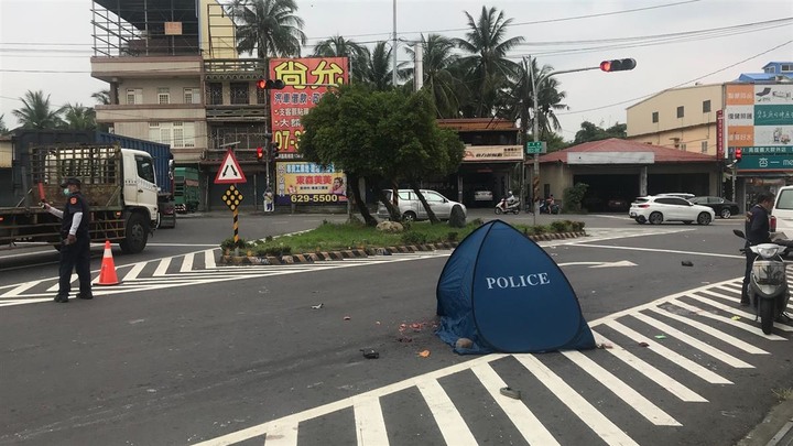 恐怖內輪差！曳引車右轉撞倒機車