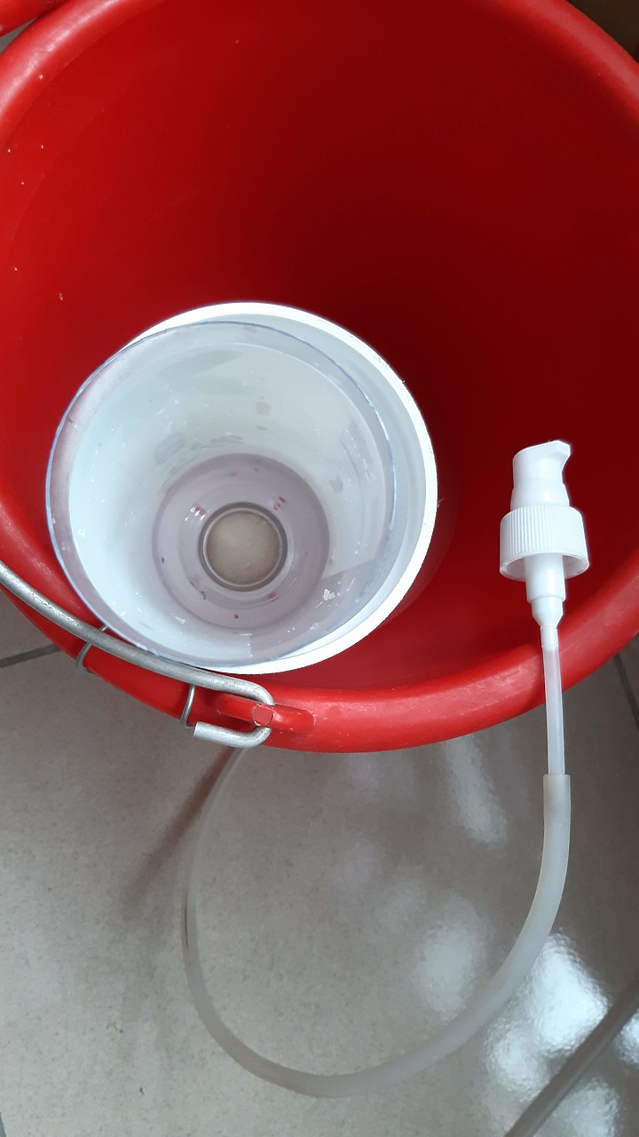 DIY 水族箱過濾器，手動式的，3~5天 過濾一次就可以了。