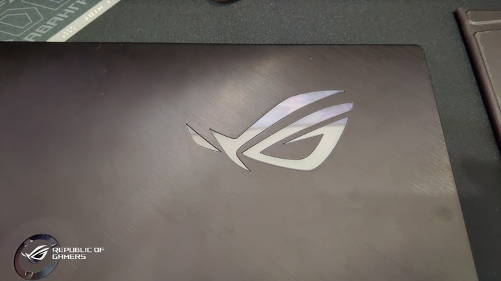 ROG Strix XG17AHPE專業可攜式電競顯示器(簡單開箱-圖文多)