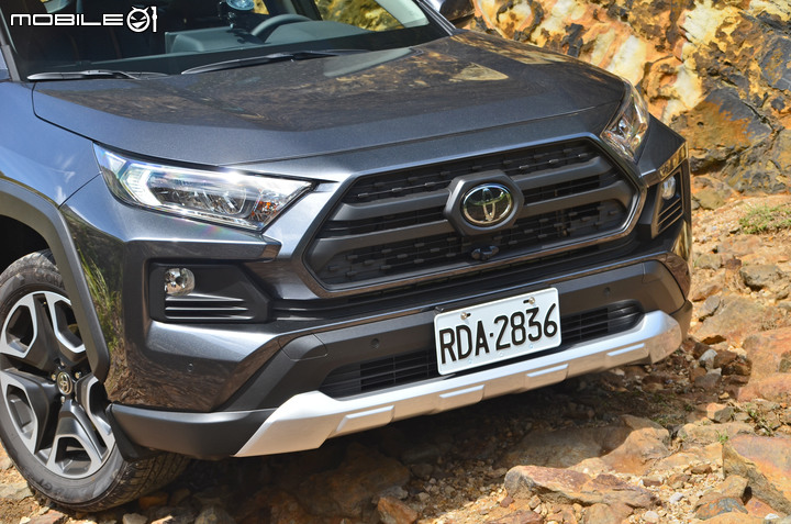 Toyota RAV4 2.0 Adventure 4WD 試駕,不安於都市、脫掉制服更有休旅風格!