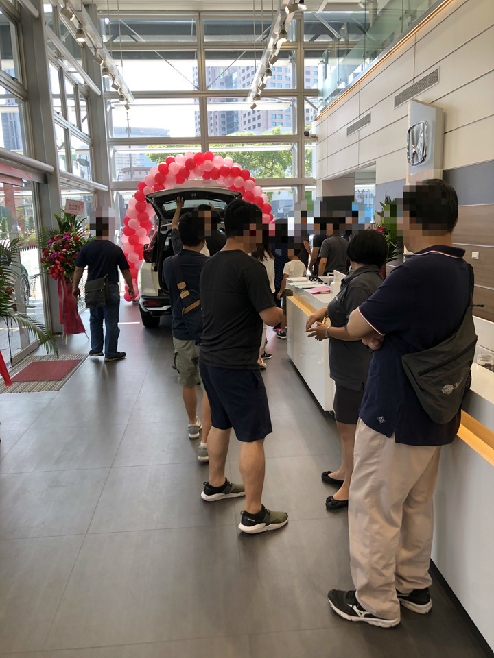 扯耶,板橋HONDA也太多人來看CRV了吧