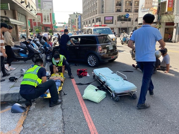 mini cooper 衝到逆向車道，撞翻8輛機車和1輛汽車！