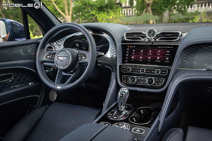 Bentley 新款 Bentayga V8 試駕 古典奢華休旅典範,科技含量益發強大!