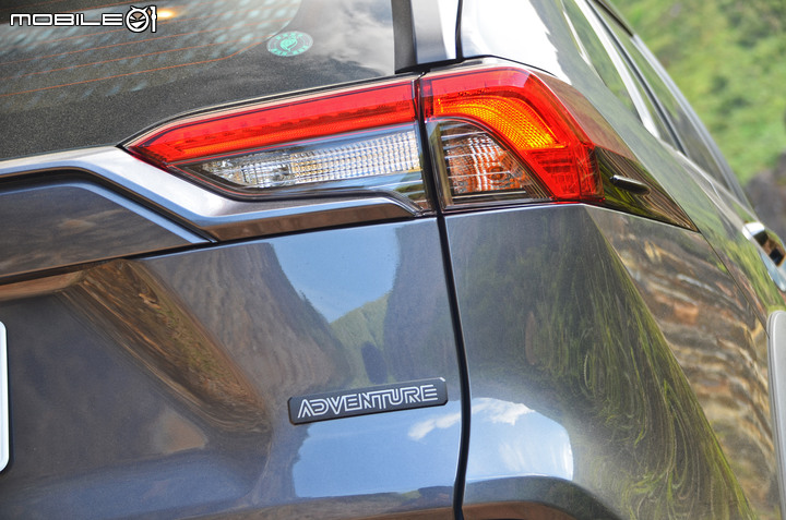 Toyota RAV4 2.0 Adventure 4WD 試駕,不安於都市、脫掉制服更有休旅風格!