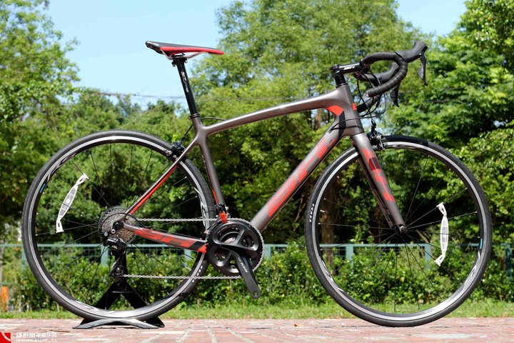 新手難以抉擇ISAAC KAON、KH REGALO(更店家推薦CANNONDALE SUPERSIX EVO)