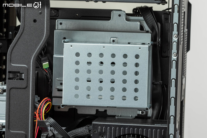 ROG STRIX GT35 電競主機實測 寬版機體擴充性與散熱兼具