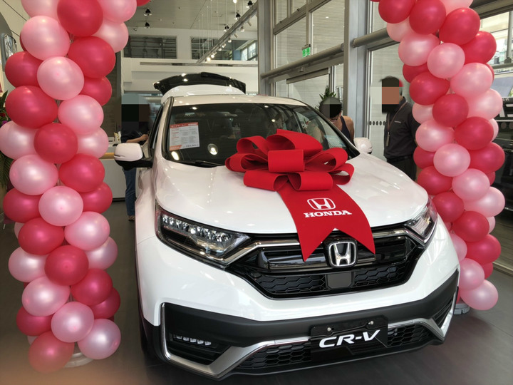 扯耶,板橋HONDA也太多人來看CRV了吧