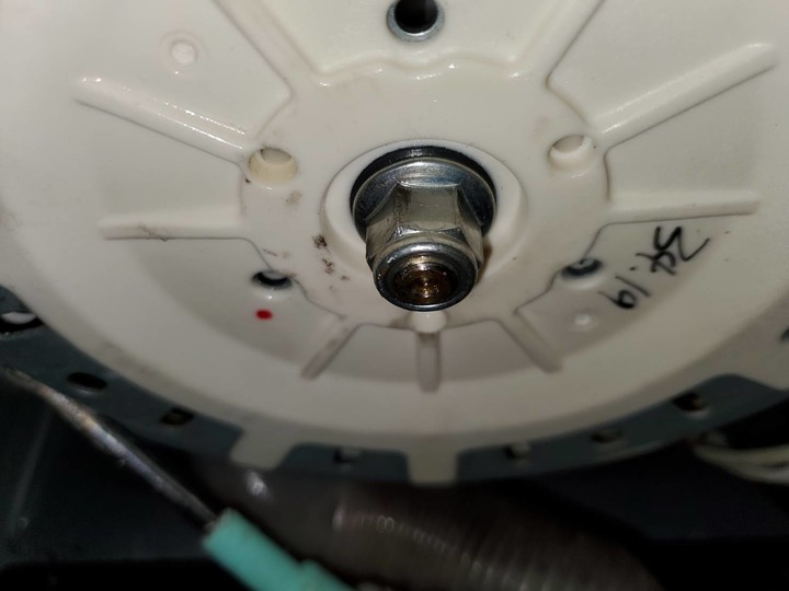 求救大大，惠而浦洗衣機這個螺絲要怎麼拆？