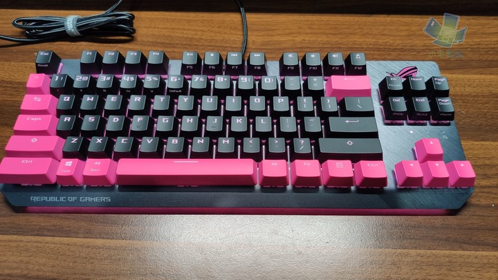 點我看大圖 【小宅開箱】ASUS ROG Strix Scope TKL Electro Punk 機械式電競鍵盤