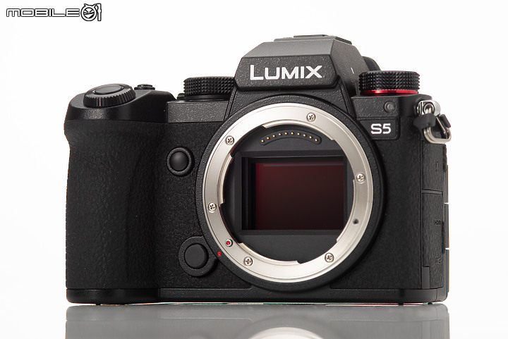 【外觀實拍】Panasonic S5全幅中階機正式發表!雙原生ISO、2420萬畫素還有更小巧的機身
