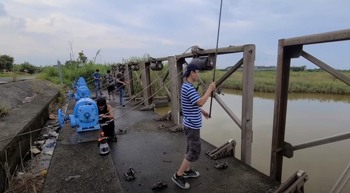 宜蘭淡海交界處小溝好多魚很適合初學者爽拉(花身/黑公/吳郭魚)