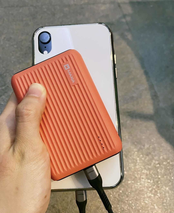 MAXIA 10000mAh 快充行動電源~ 高顏值、高效能、滿滿電、外出不擔心!